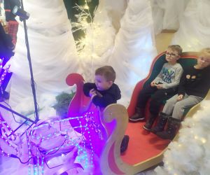 Dzieci w saniach Mikołaja