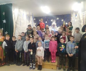 Wspólne zdjęcie dzieci i Pani Zimy oraz aktorów 