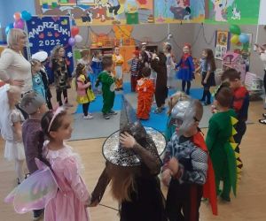 Przedszkolaki podczas zabawy w kole z nauczycielką