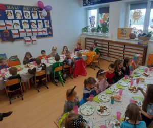 Przedszkolaki przy stołach podczas poczęstunku
