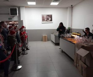 Uczestnicy wycieczki obserwują poszczególne etapy powstawania bombek