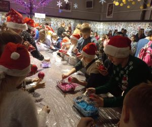 Uczniowie własnoręcznie dekorują bombki podczas warsztatów