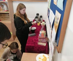 Uczniowie zaparzają herbatę