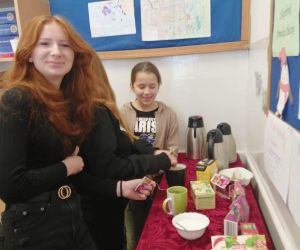 Uczennica zaparza herbatę