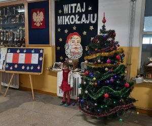 Dziewczynka z grupy przedszkolaków śpiewa piosenkę świąteczną