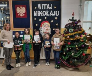 Nauczycielka i laureaci konkursów językowych