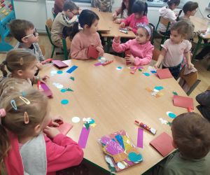 Dzieci słuchają jak należy wykonać kartkę