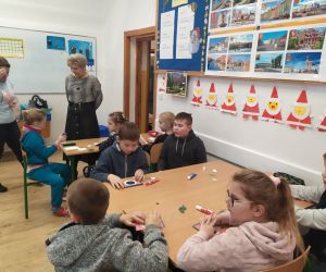 Dzieci pod kierunkiem opiekunów wykonują pracę