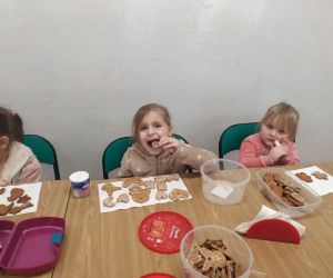 Dzieci dekorują ciasteczka i próbują czy smaczne