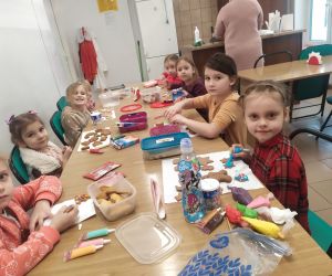 Dziewczynki dekorują lukrem pierniczki