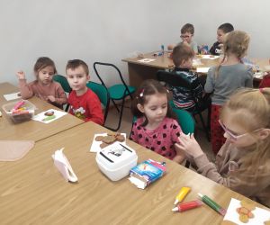 Dzieci dekorują ciasteczka