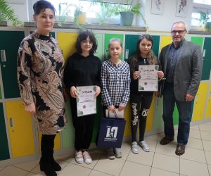 Wspólne zdjęcie zwycięzców konkursu z panem dyrektorem i n-lem plastyki