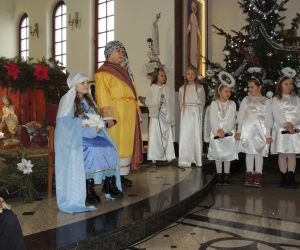 Józef z Maryją wśród aniołków