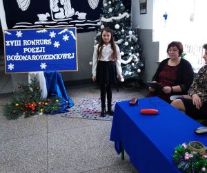 Uczennica recytuje utwór