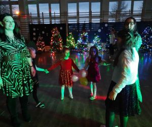 Nauczycielki tańczą z dziećmi w kółeczku