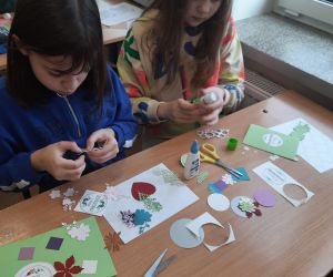 Uczennice wykonują kartkę-laurkę