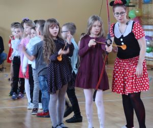 Dzieci biorą udział w zawodach - strzelanie z łuku do celu