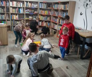 Zdjęcie przedstawia dzieci podczas zabawy.