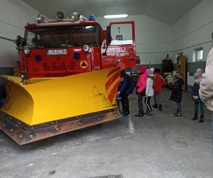 Zdjęcie przedstawia dzieci przy wozie strażackim.                                                                                                                                                                                                                                                                                                                                                                                                                                                                                                                                                                                                                                                                                    