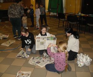 Zdjęcie przedstawia dzieci wykonujące prace plastyczne.