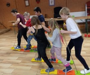 Zdjęcie przedstawia dzieci podczas zabawy.