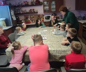 Zdjęcie przedstawia dzieci podczas warsztatów plastycznych.