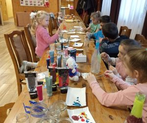 Zdjęcie przedstawia dzieci podczas warsztatów plastycznych.