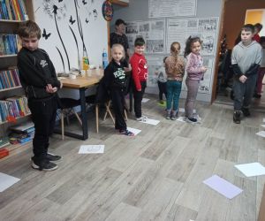 Zdjęcie przedstawia dzieci podczas zabawy.