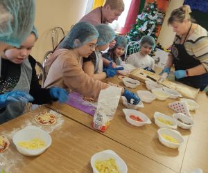 Zdjęcie przedstawia dzieci podczas warsztatów kulinarnych.