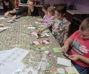 Zdjęcie przedstawia dzieci podczas warsztatów plastycznych.