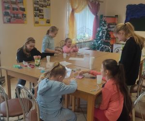 Zdjęcie przedstawia dzieci podczas warsztatów plastycznych.