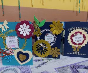 Zdjęcie przestawia kartki okolicznościowe wykonane przez dzieci.