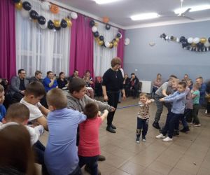 Zdjęcie przedstawia grupę dzieci w trakcie zabawy.