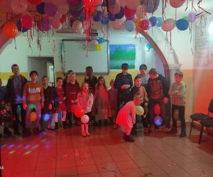 Zdjęcie przedstawia dzieci w trakcie zabawy.