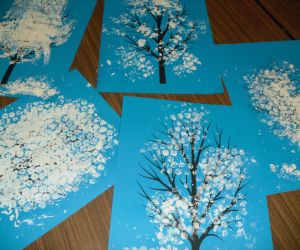 Zdjęcie przedstawia prace plastyczne wykonane podczas ferii zimowych.