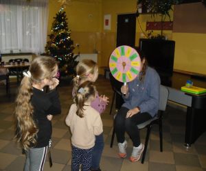 Na zdjęciu widoczne są dzieci grające w koło fortuny.