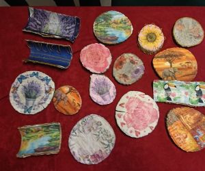 Zdjęcie przedstawia prace plastyczne wykonane podczas warsztatów w bibliotece.