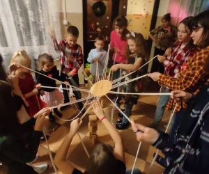 Zdjęcie przedstawia dzieci podczas zabawy integracyjnej.