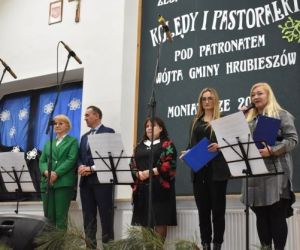 Osoby stoją na scenie