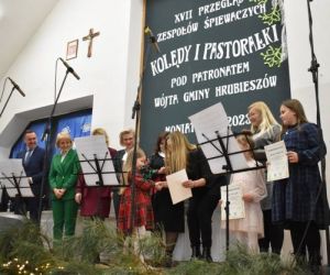 Osoby stoją na scenie