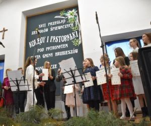 Osoby stoją na scenie