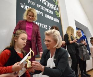 Osoby stoją na scenie