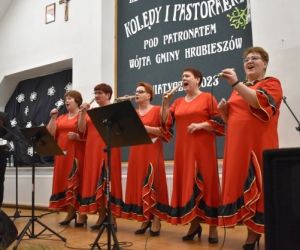 Zespół śpiewa na scenie