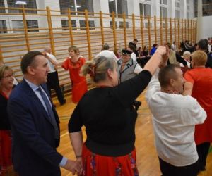 Osoby tańczą wewnątrz budynku