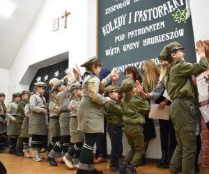 Osoby stoją na scenie i odbierają nagrody