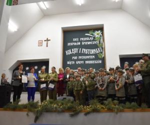 Osoby stoją na scenie