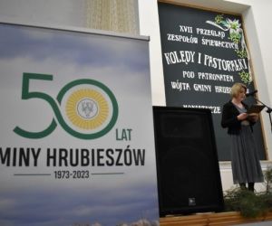 Osoba przemawia na scenie