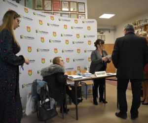 Osoby wewnątrz budynku