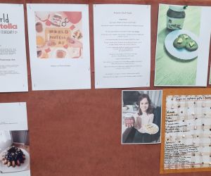 Gazetka na szkolnym korytarzu z przepisami na słodkie desery wykonane przez uczniów