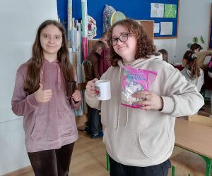 Uczennice delektują się czekoladą z piankami